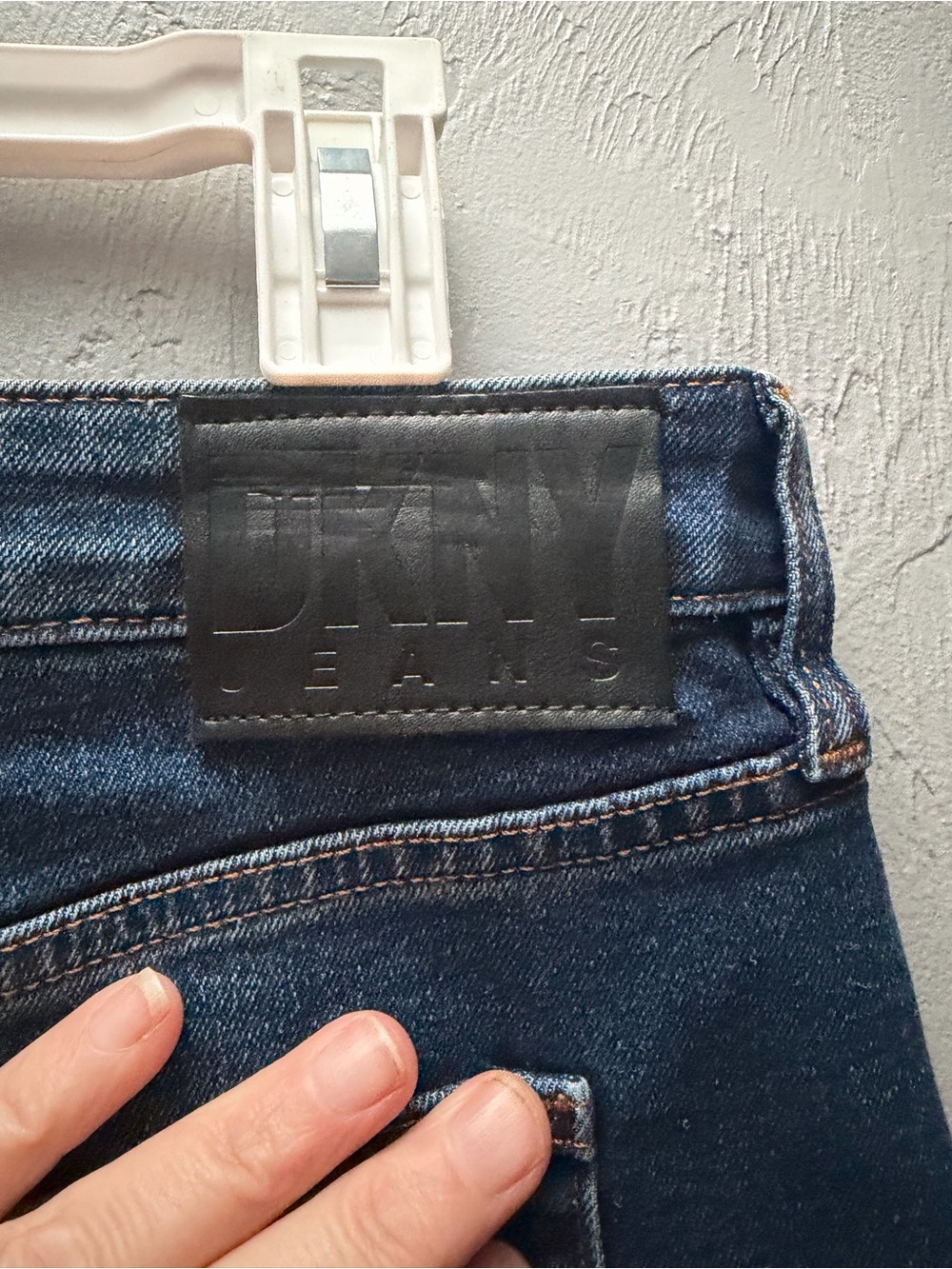 DKNY raw hem stretch denim mini skirt in l dark blue was size 8 - Picture 4 of 6